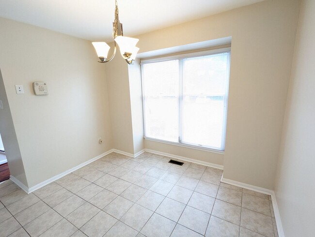 Building Photo - Beautifully maintained townhouse in Freder...