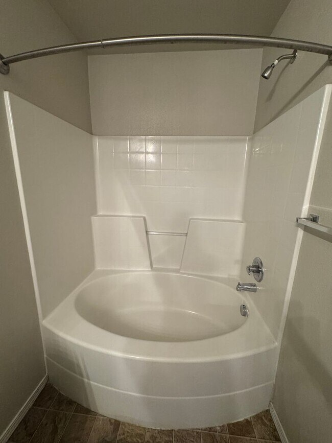 Building Photo - MOVE IN TODAY! Single level floorplan in d...
