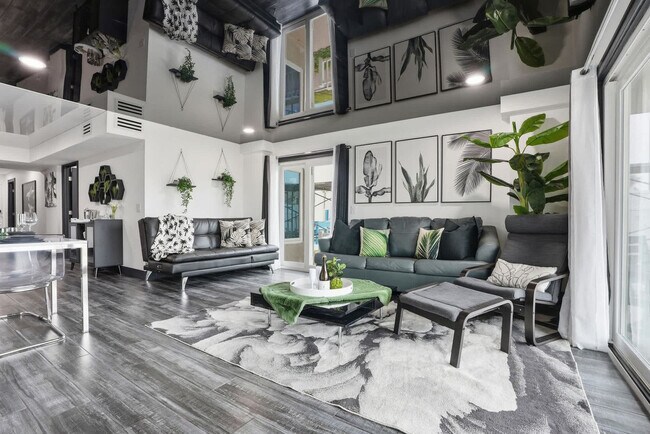 Building Photo - 8743 Thomas Dr