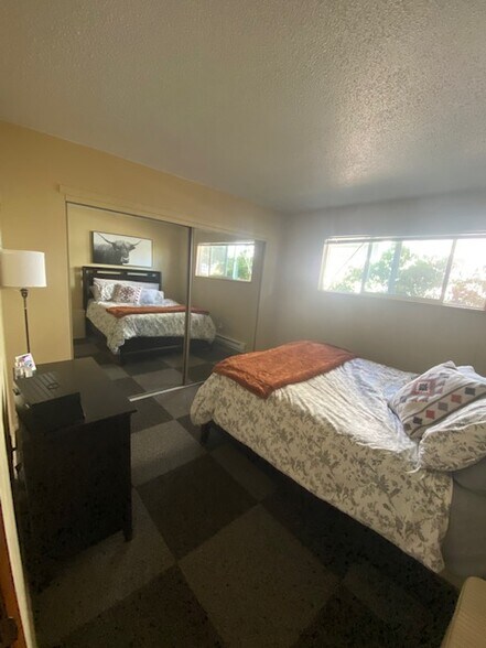 Building Photo - 6039 SE Center St