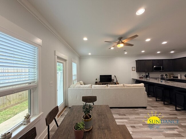 Building Photo - Gorgeous 2 Story 4 Bedrooms Townhome in Fort Walton Beach!