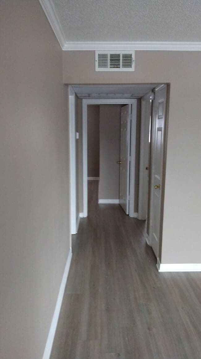 Building Photo - Beautiful and spacious 2BR/1BA downstairs unit at The Chateau Royale Apartments. This unit is ren...