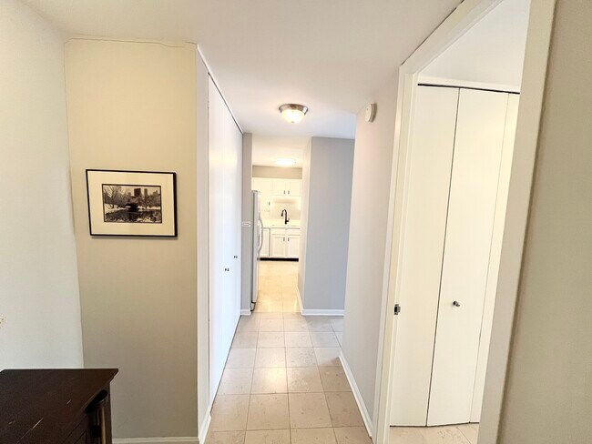 Building Photo - 100 E Walton Pl