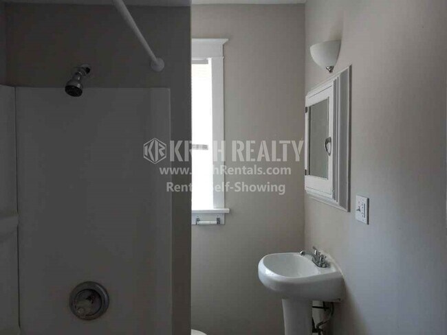 Building Photo - Large, Open House with 3 Bedrooms and 2 Ba...