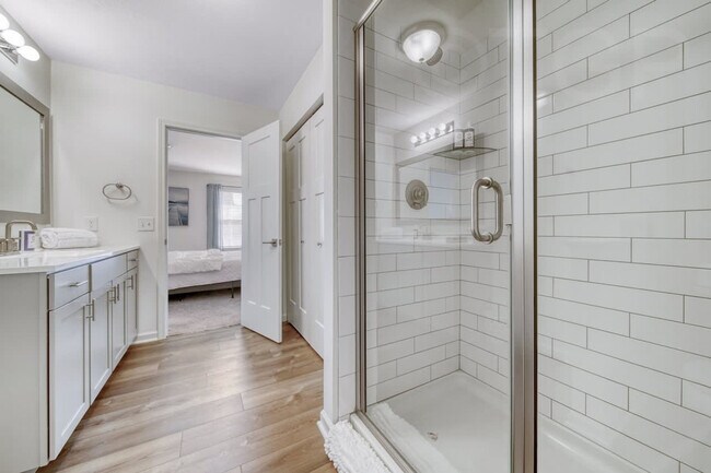 Building Photo - 720 Ravine Ln
