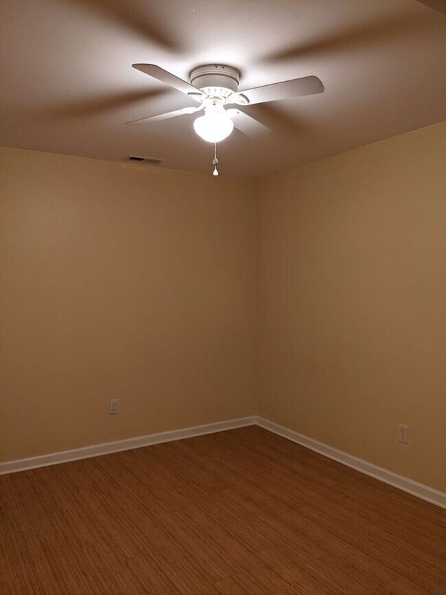 Building Photo - Charming West Asheville Basement Apartment