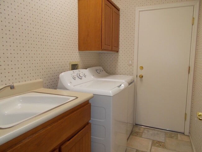 Building Photo - Single-Story Townhome with Golf Course Views in Summerlin