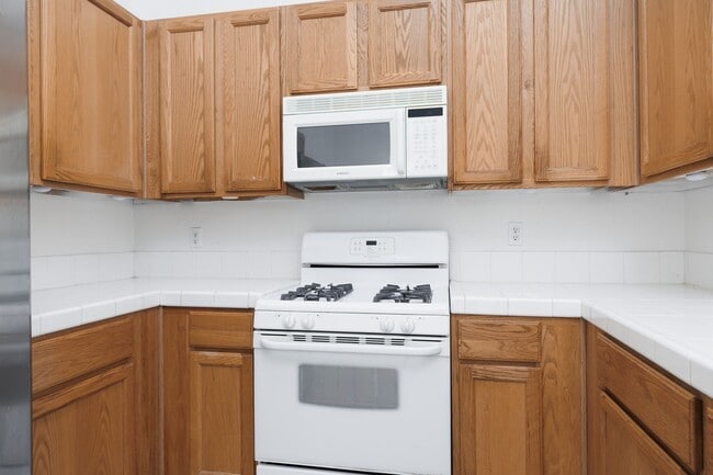 Building Photo - 1st floor unit in gated community with golf course view