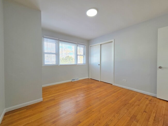 Building Photo - 29 E Lake Shore Dr