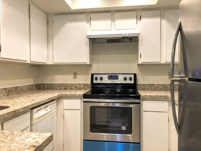 Building Photo - Spacious 2db, 2ba Condo Downtown Bellevue in Tranquil Setting