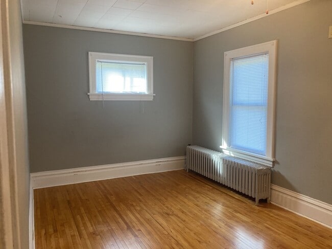 Building Photo - AVAILABLE JUNE - 4 Bed 1.5 Bath Spacious Home