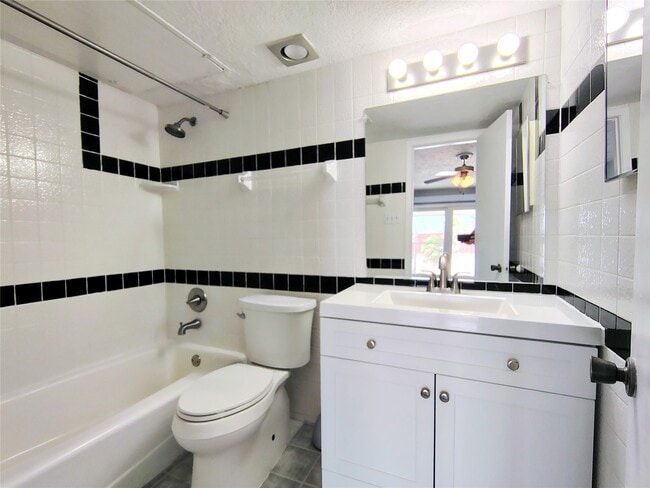 Building Photo - 205 Yacht Club Ln