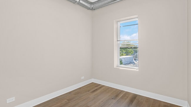 Building Photo - 4533 N Clark St