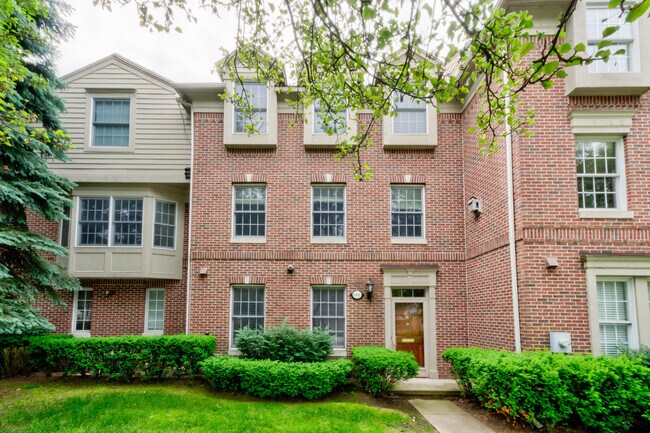Building Photo - 801 N Sherman Dr