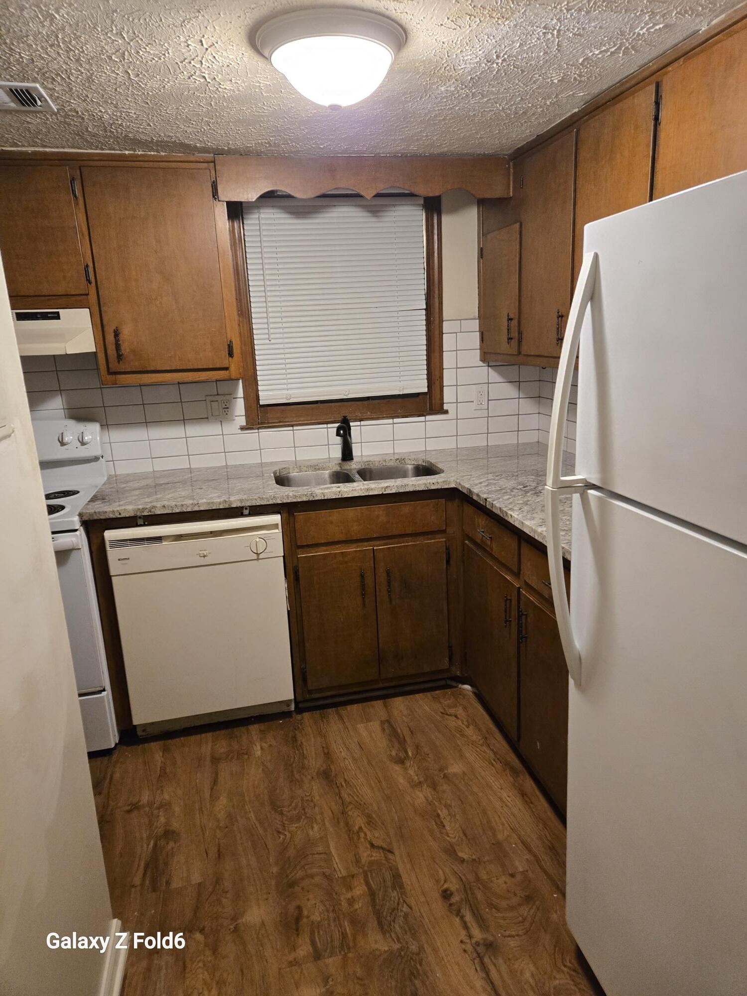 Kitchen - 5552 Estates Ct