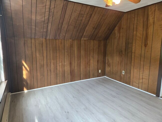 Building Photo - 10 Pinehill St