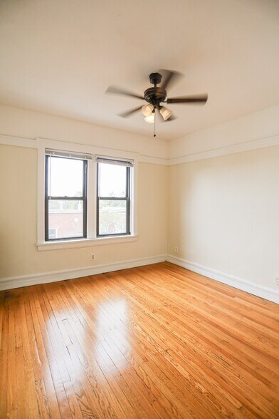 Building Photo - 7455 N Greenview Ave