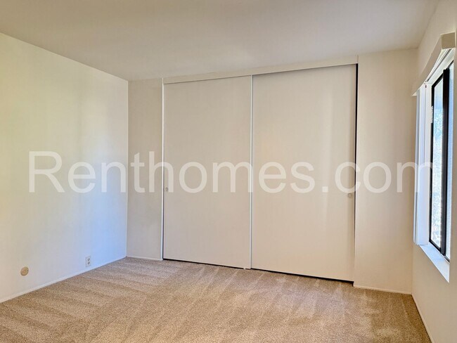 Building Photo - 9628-32 Caminito Del Feliz, Spacious Townhome in Great Community Close to UCSD!