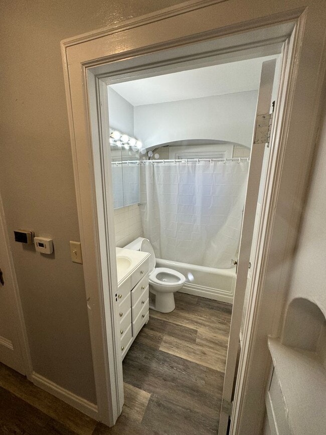 Building Photo - 3 bedroom, 2 bath House with 2 car detache...