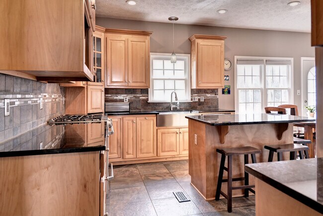 Building Photo - Spacious and Updated Yorktown Home
