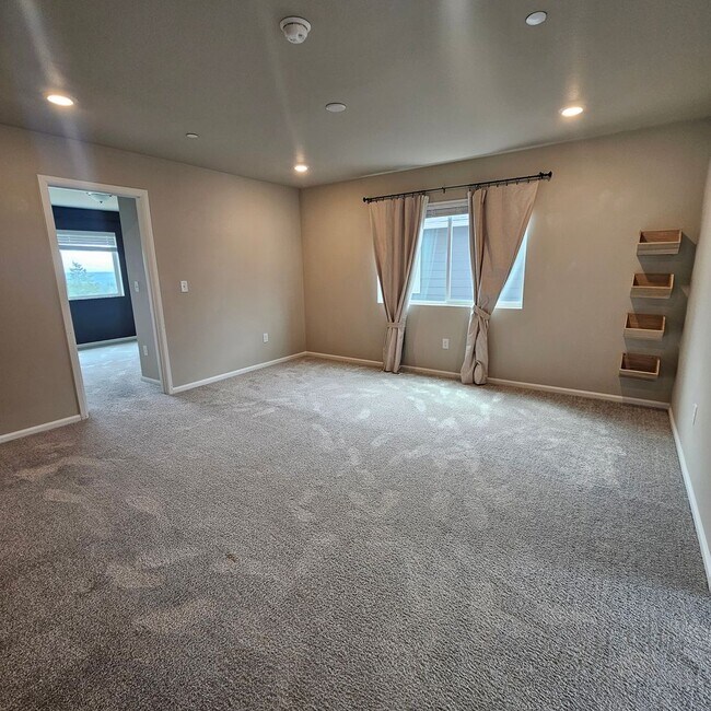 Building Photo - Beautiful 4-Bedroom Home with Spacious Loft, Fenced Yard & More!