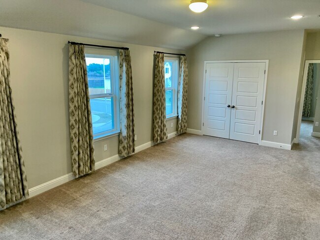 Building Photo - Gorgeous 5 bedroom home. Spacious and Elegant!