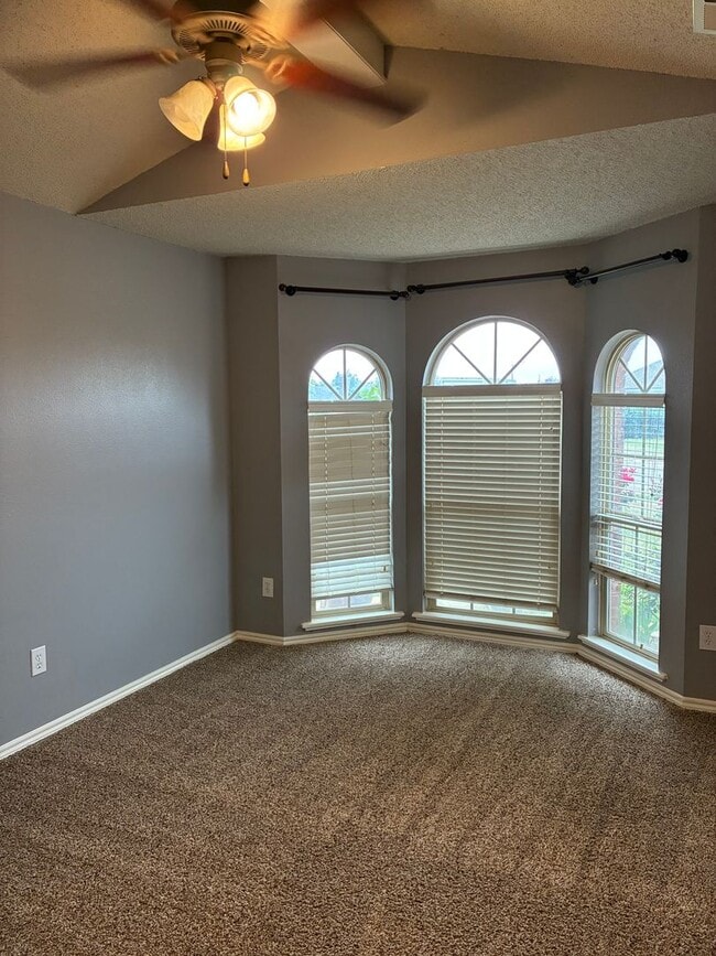 Building Photo - Patio Lovers Dream