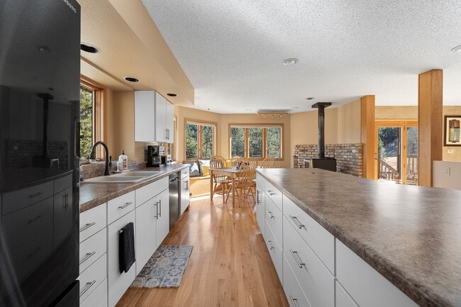 Building Photo - Fully furnished Rental