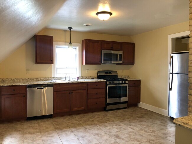 Building Photo - 2213 S Robinson Ave