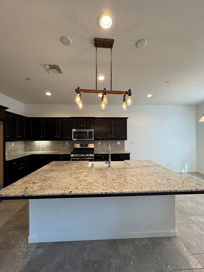 Building Photo - Move-in Ready Clovis Gem!
