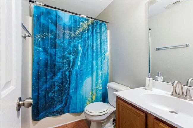 Building Photo - 2 Bed 2.5 Bath Townhome