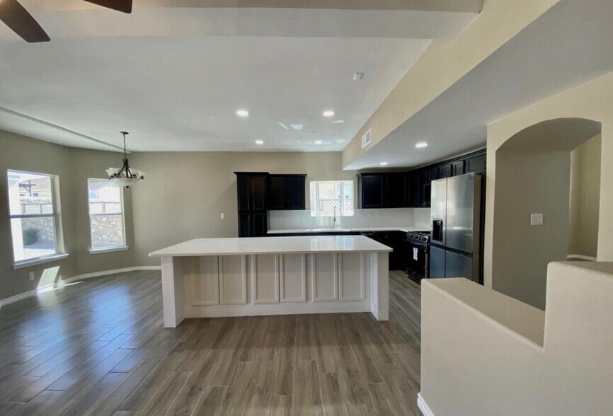 Building Photo - 753 Desert Star Dr