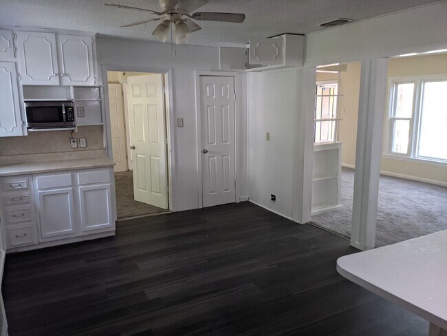 Building Photo - 3 Bed 2 Bath with Enclosed Patio, Fenced Yard, and Garage