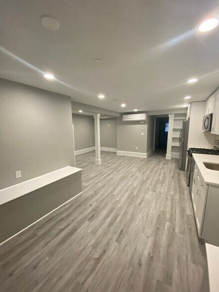 Building Photo - 190 Kelton