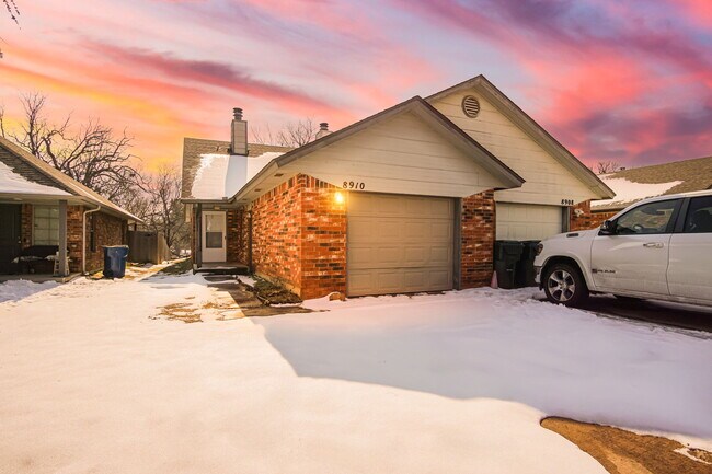 Building Photo - 8910 Oak Valley Dr