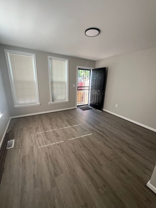 Building Photo - Gorgeous Fully Renovated 4 br/2 bath!