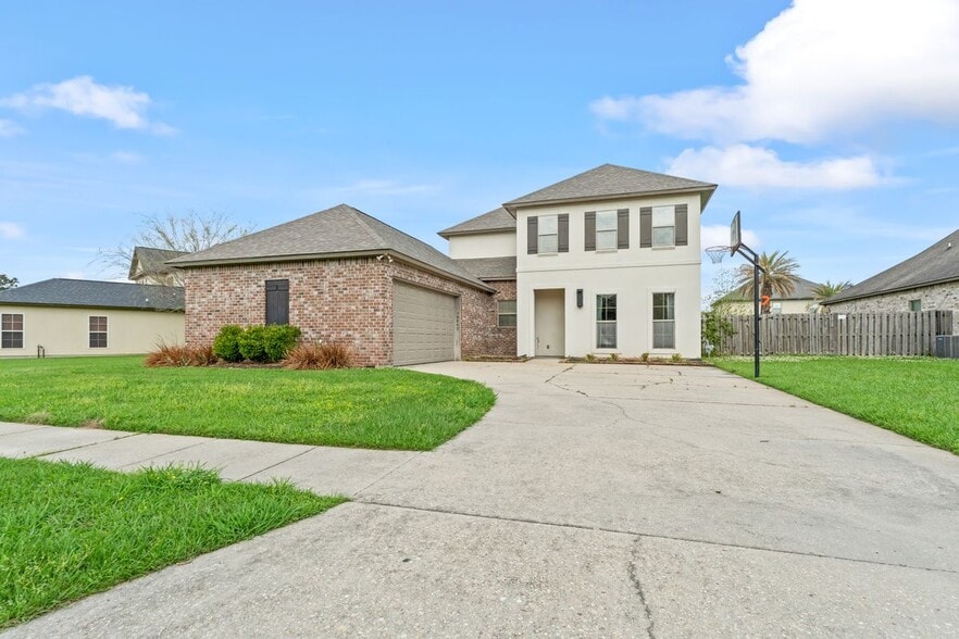 Building Photo - 18642 Lake Harbor Ln