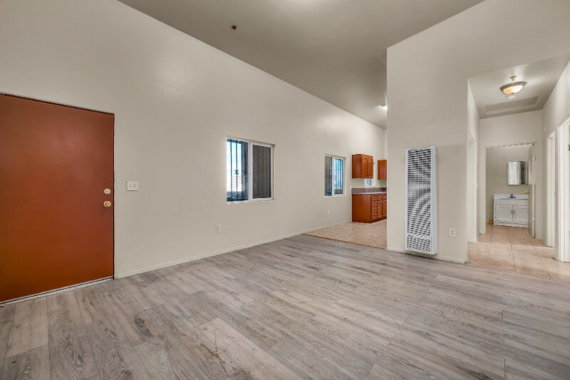 Building Photo - 5869 S Figueroa St