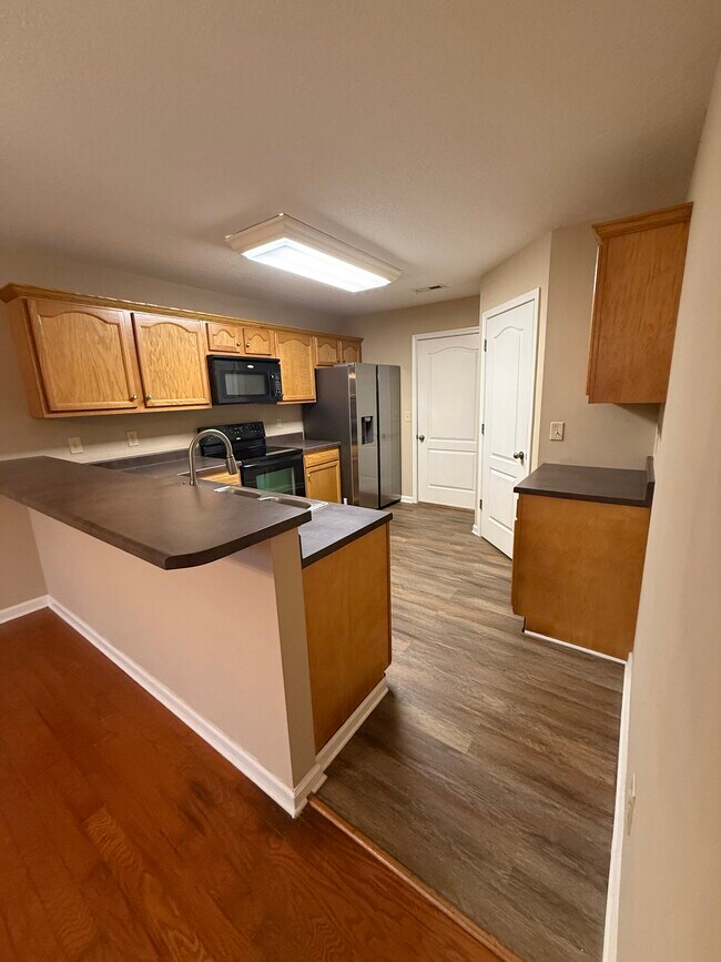 Building Photo - 9907 Thunderbolt Way