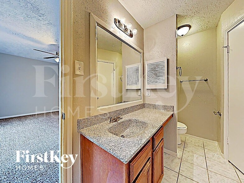Building Photo - 17326 Davenway Dr