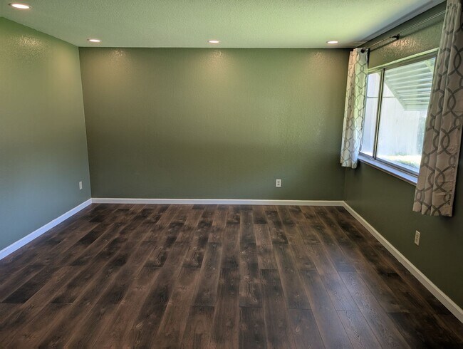 Building Photo - Move In Special 1/2 off 1st Months Rent