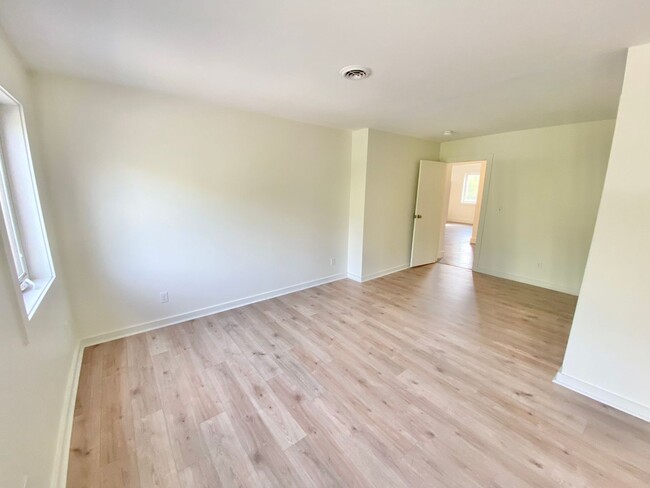 Building Photo - 12 Malletts Bay Ave