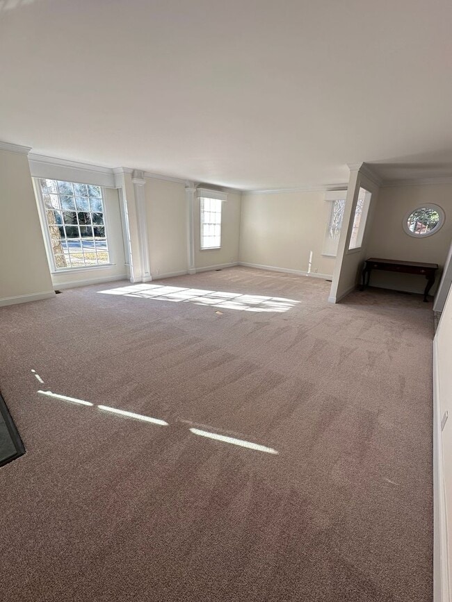 Building Photo - 503 Newport Ave