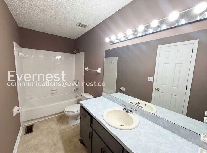 Building Photo - 2543 Hampstead Dr