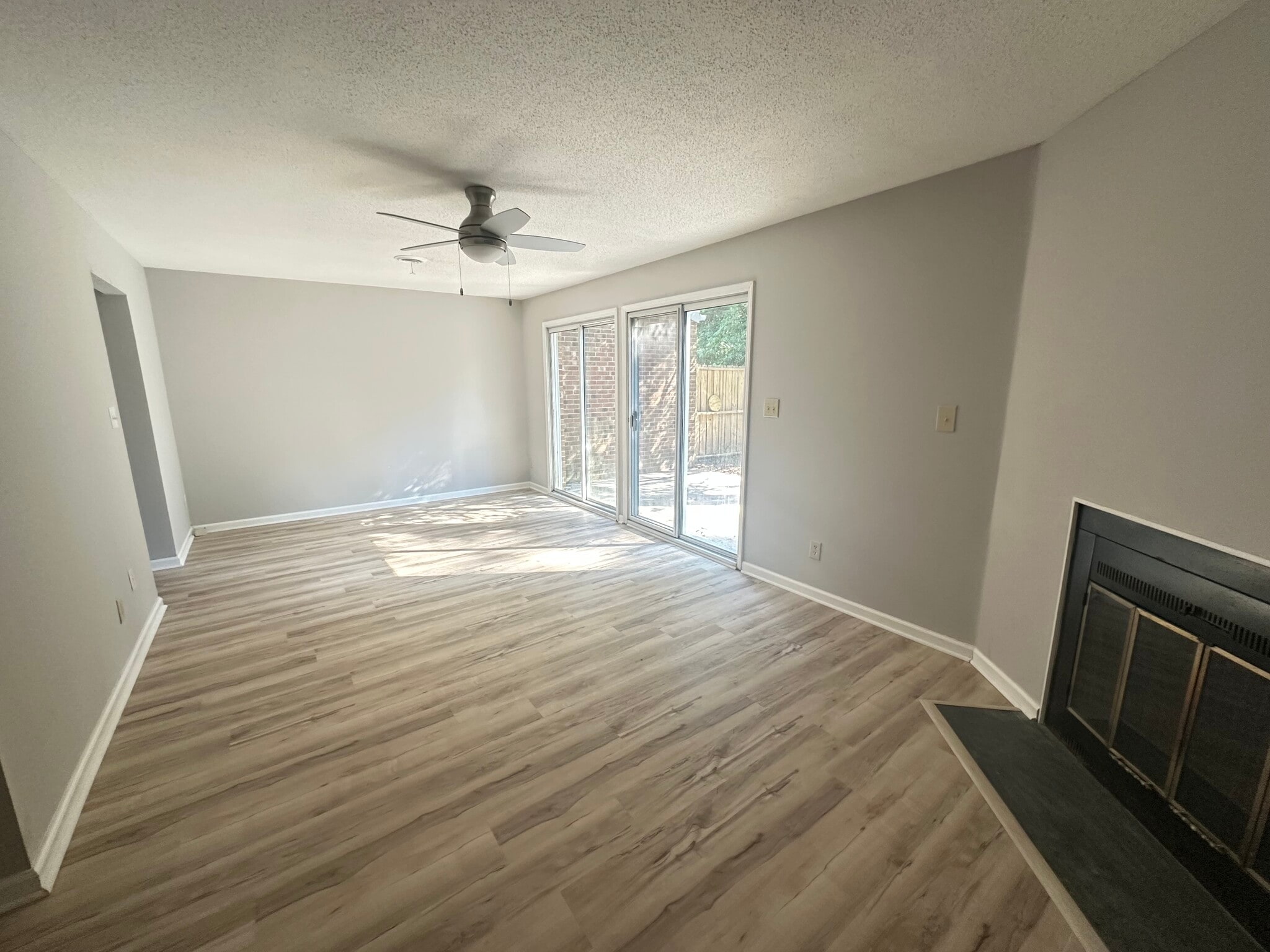 Spacious living room - 910 Dolphin Ct