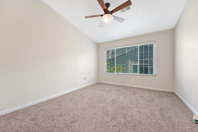 Building Photo - $2,100 - 2-Bed, 2-Bath Condo in Highlands ...