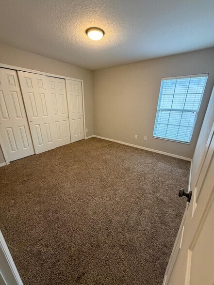 Building Photo - 2405 Silvermoss Dr