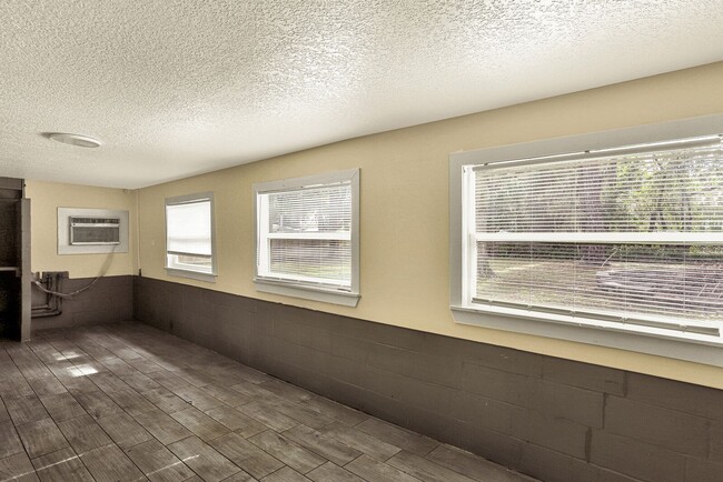 Building Photo - Newly renovated 3 bedroom/1 bathroom home ...