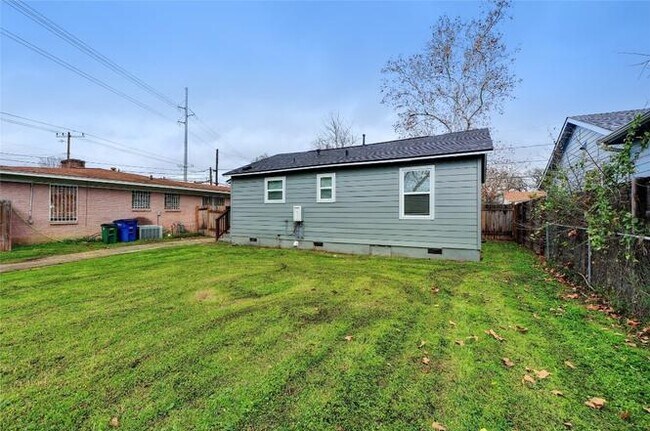 Building Photo - 4603 Leslie Ave