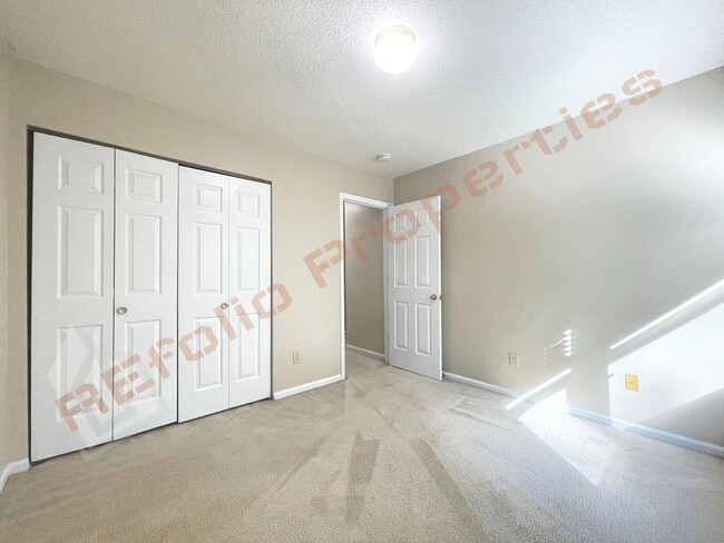 Building Photo - Cozy 3 Bedroom 2.5 Bath End unit Townhome ...